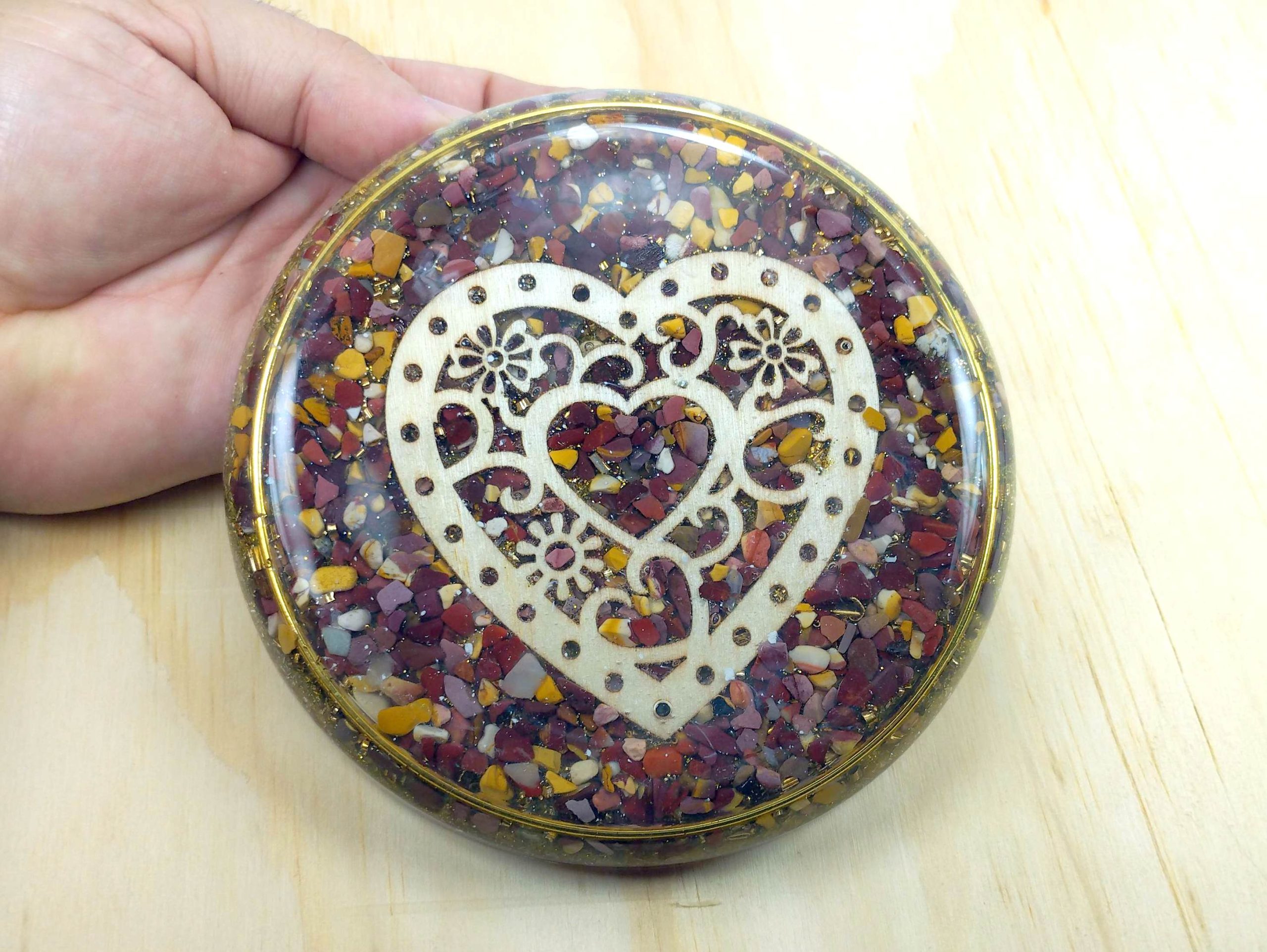 Plato de orgonita con JASPE MOKAITA