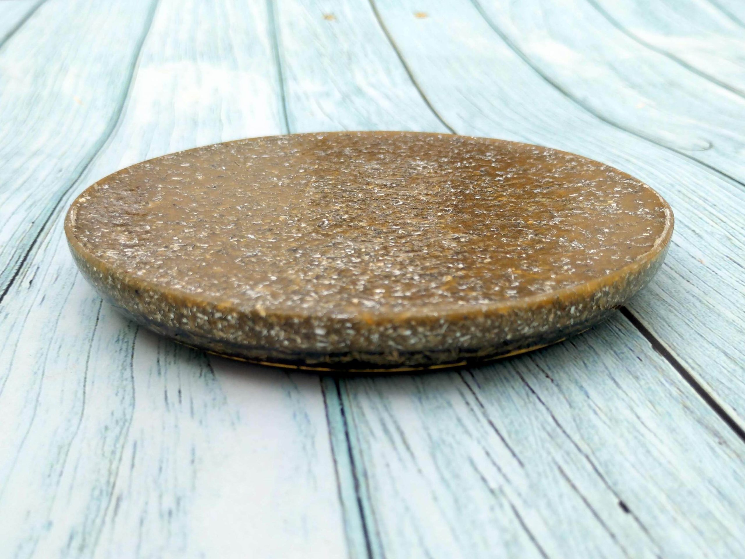 Plato de orgonita con JADE AMARILLO, PREHNITA y TURMALINA NEGRA