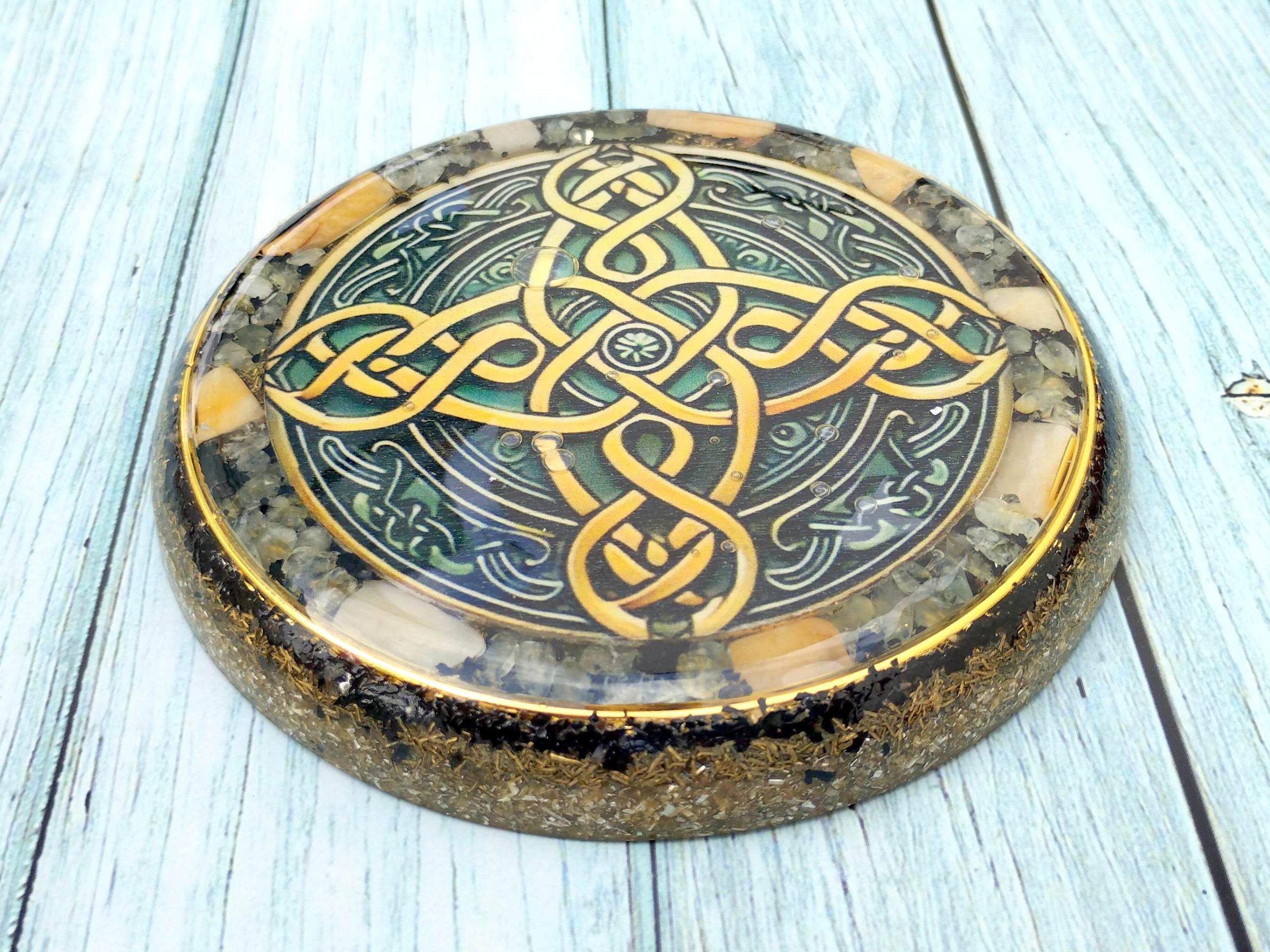 Plato de orgonita con JADE AMARILLO, PREHNITA y TURMALINA NEGRA