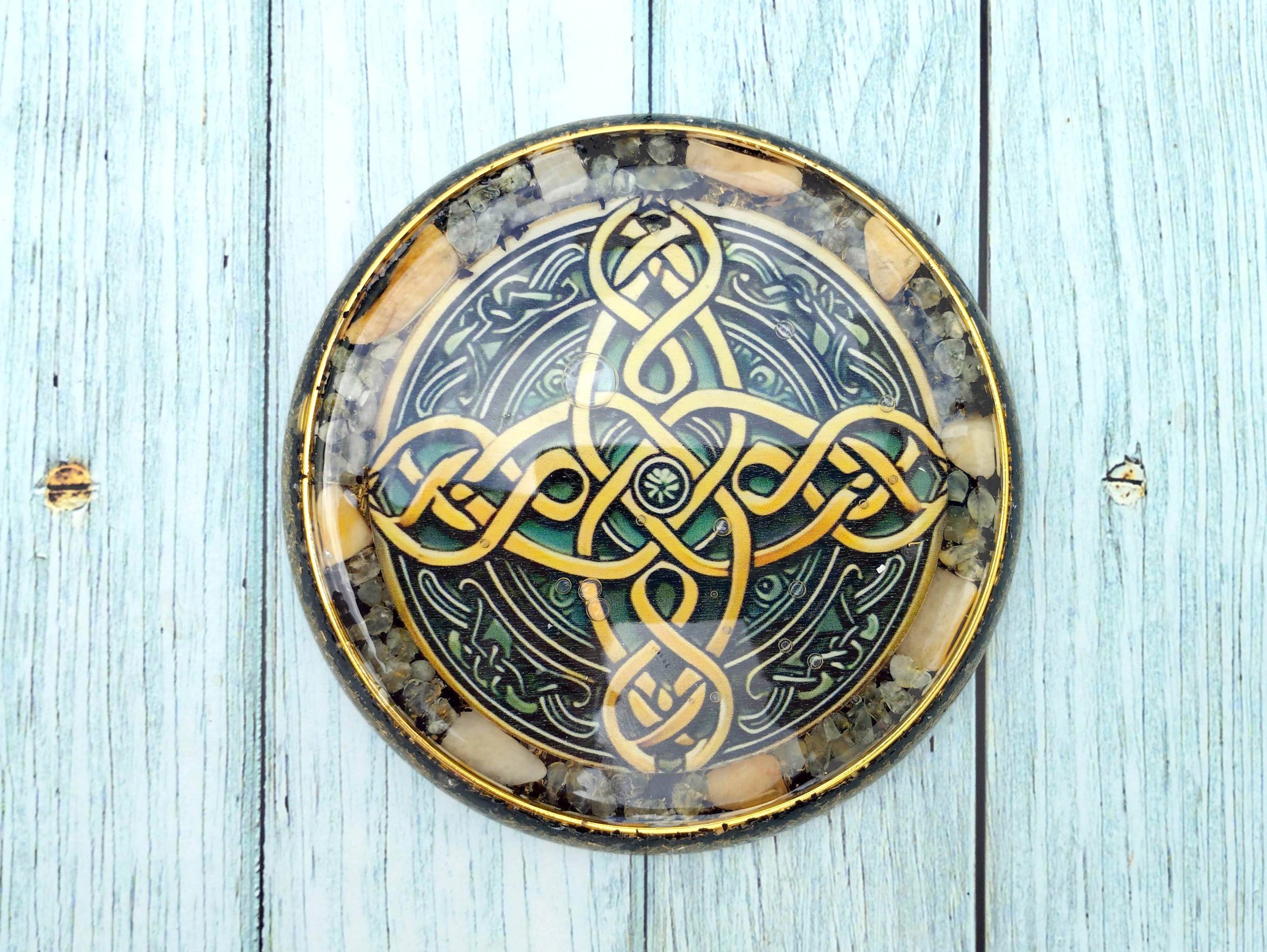 Plato de orgonita con JADE AMARILLO, PREHNITA y TURMALINA NEGRA