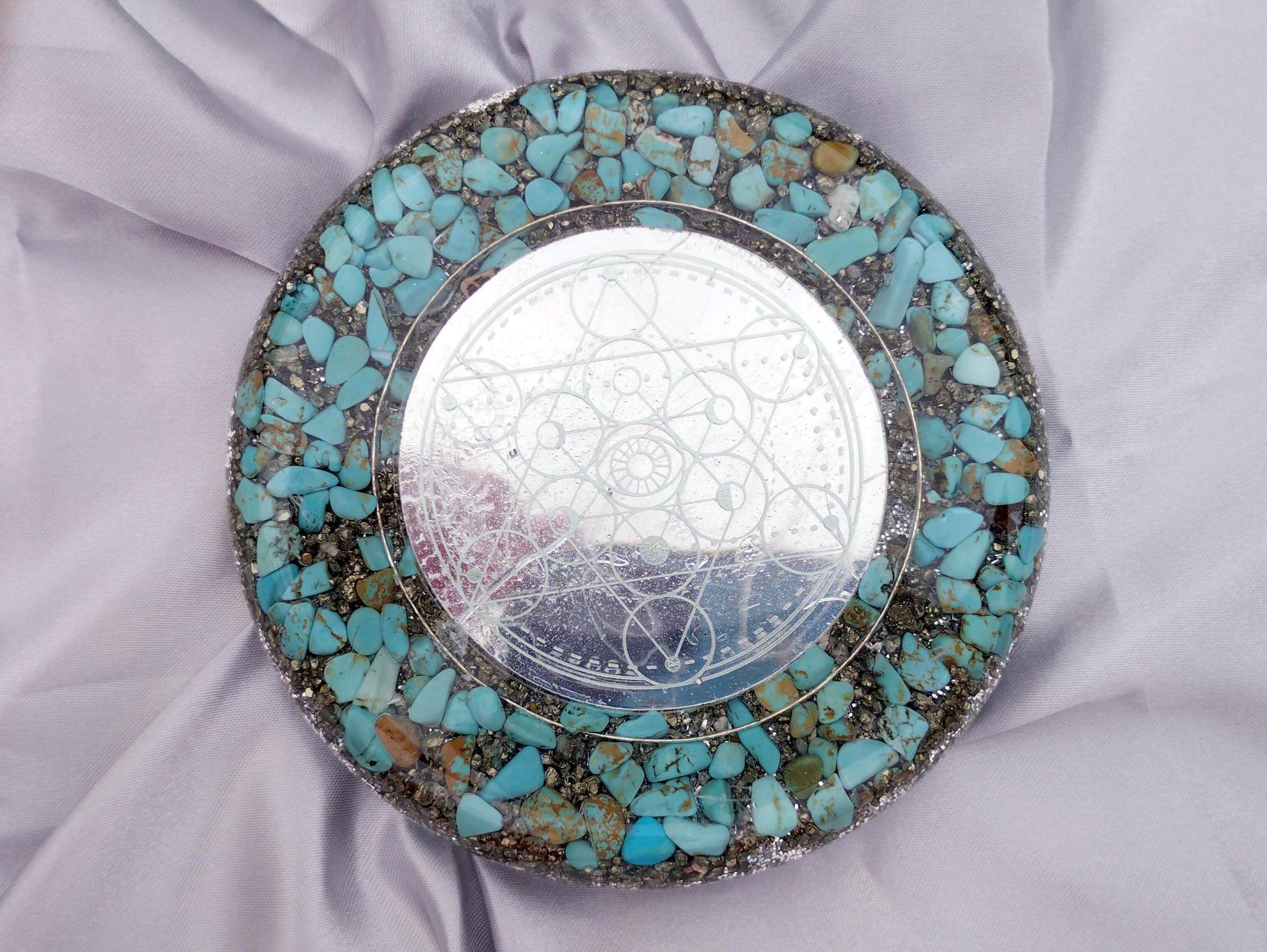 Plato de orgonita con mandala y turquenita