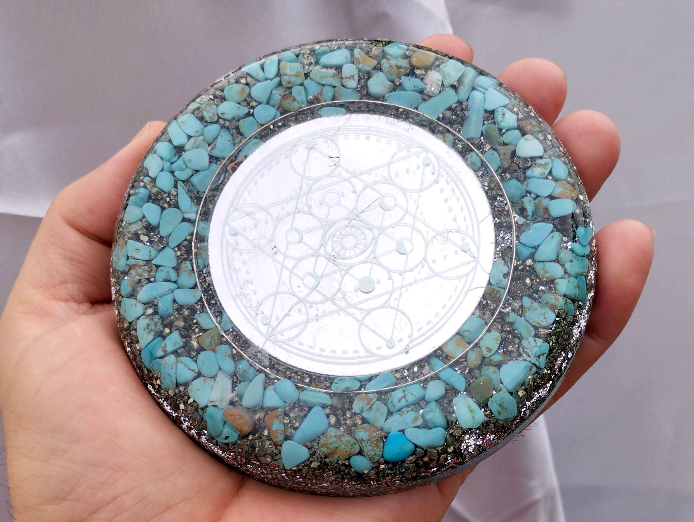 Plato de orgonita con mandala y turquenita