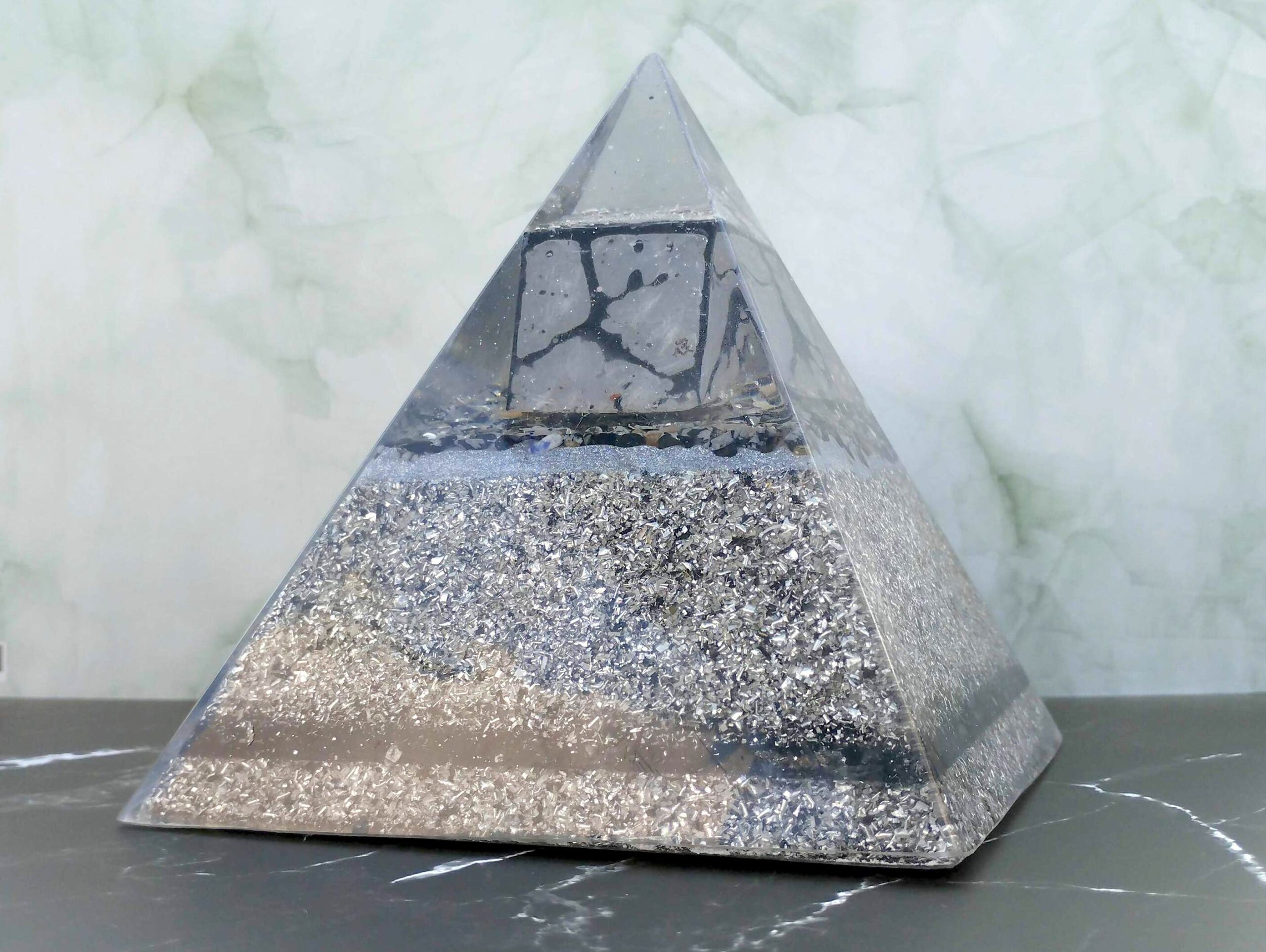 Pirámide de orgonita artística extra grande con OBSIDIANA NEVADA