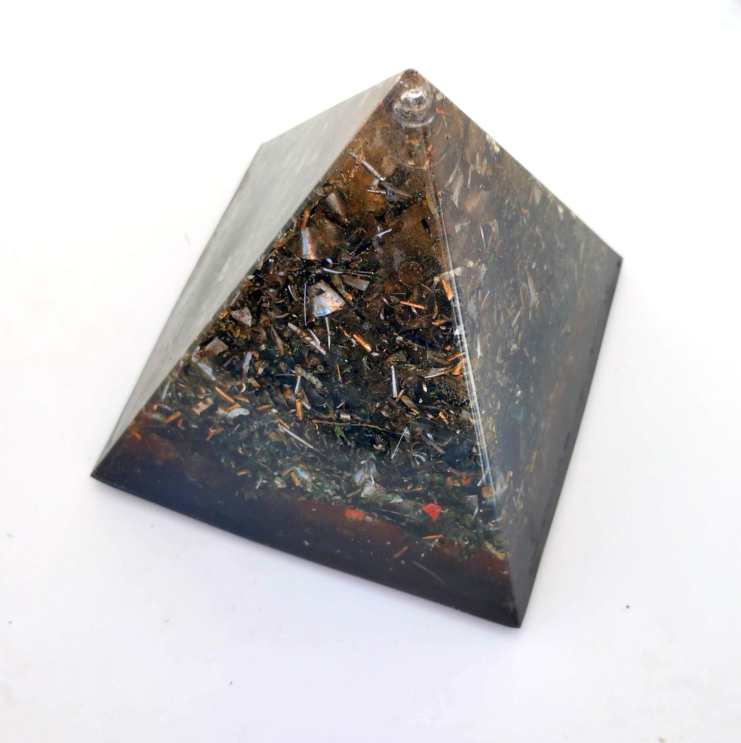 Pirámide de orgonita pura grande de viruta de hierro.
