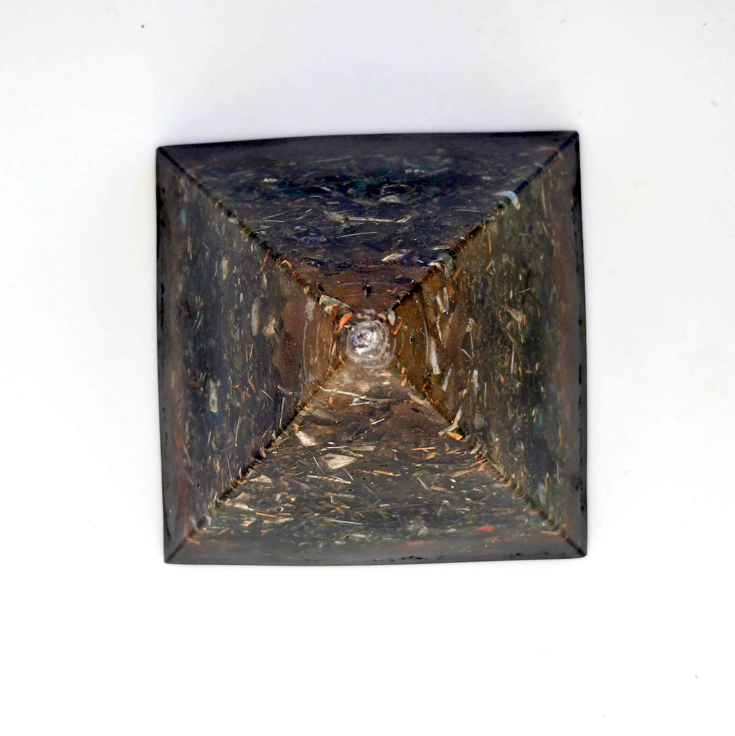Pirámide de orgonita pura grande de viruta de hierro.
