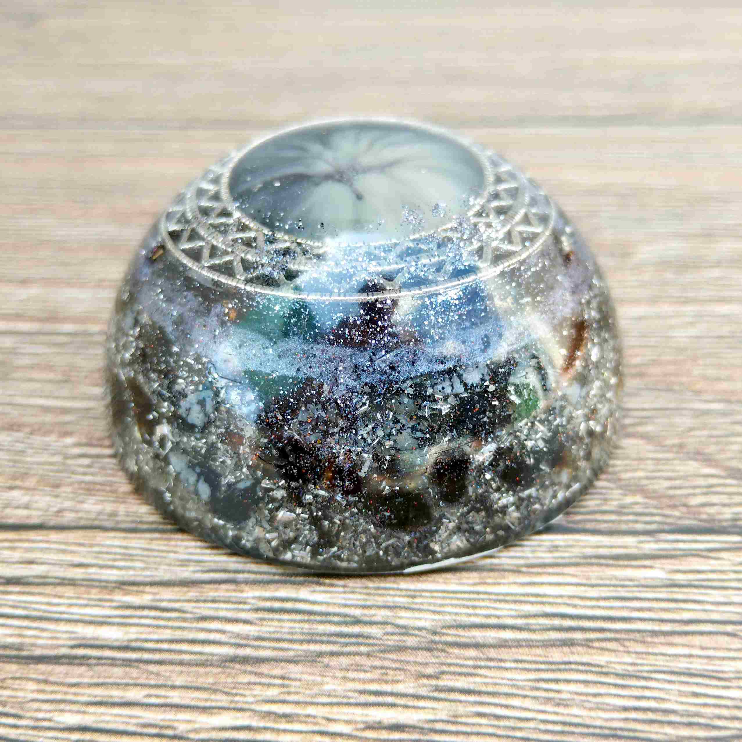 Domo de orgonita con OBSIDIANA NEVADA