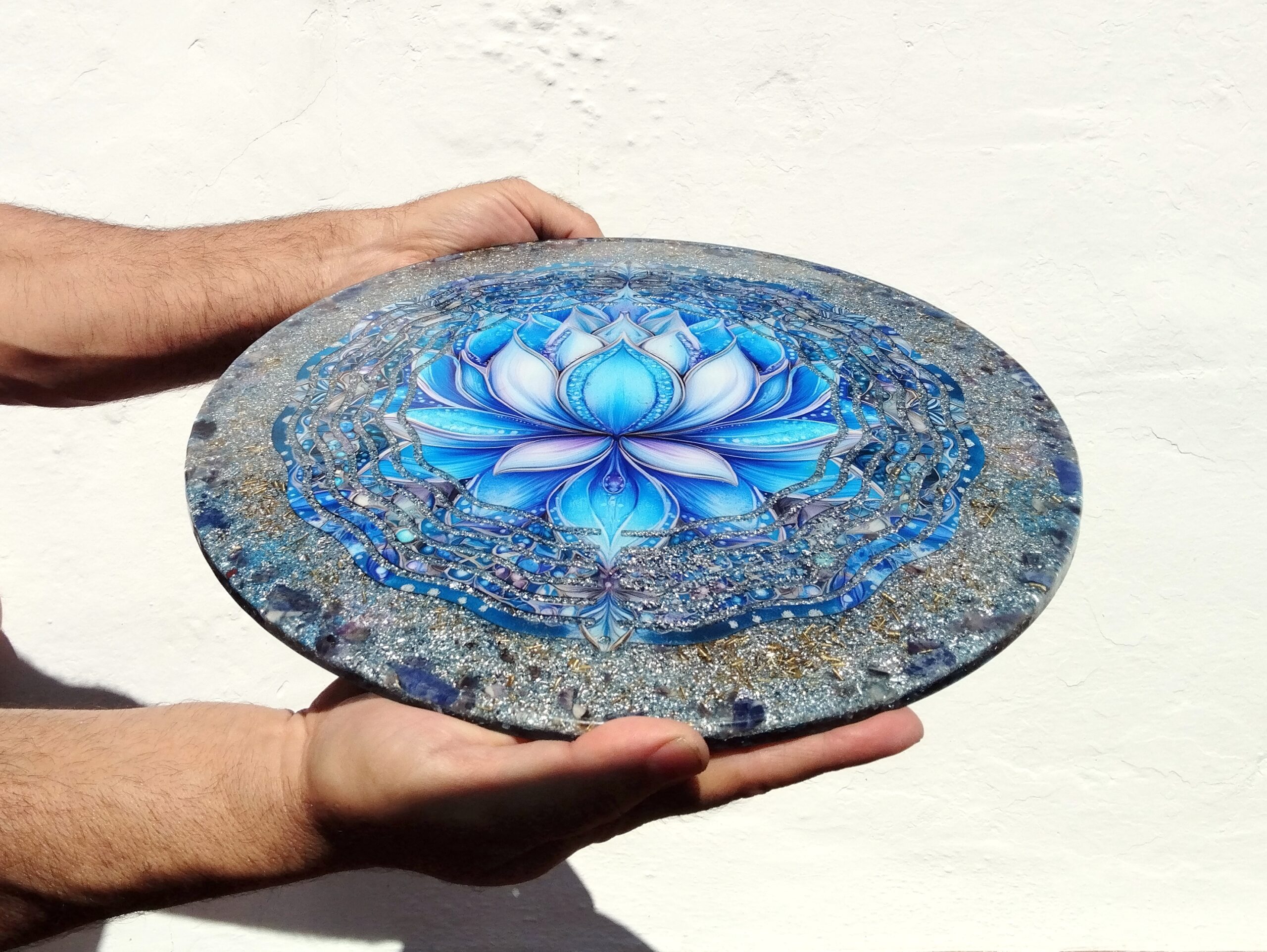 Plato de orgonita gigante Flor de Loto con SODALITA y AMATISTA