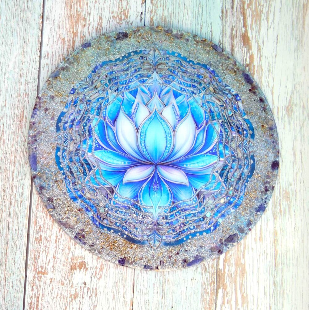 Plato de orgonita gigante Flor de Loto con SODALITA y AMATISTA