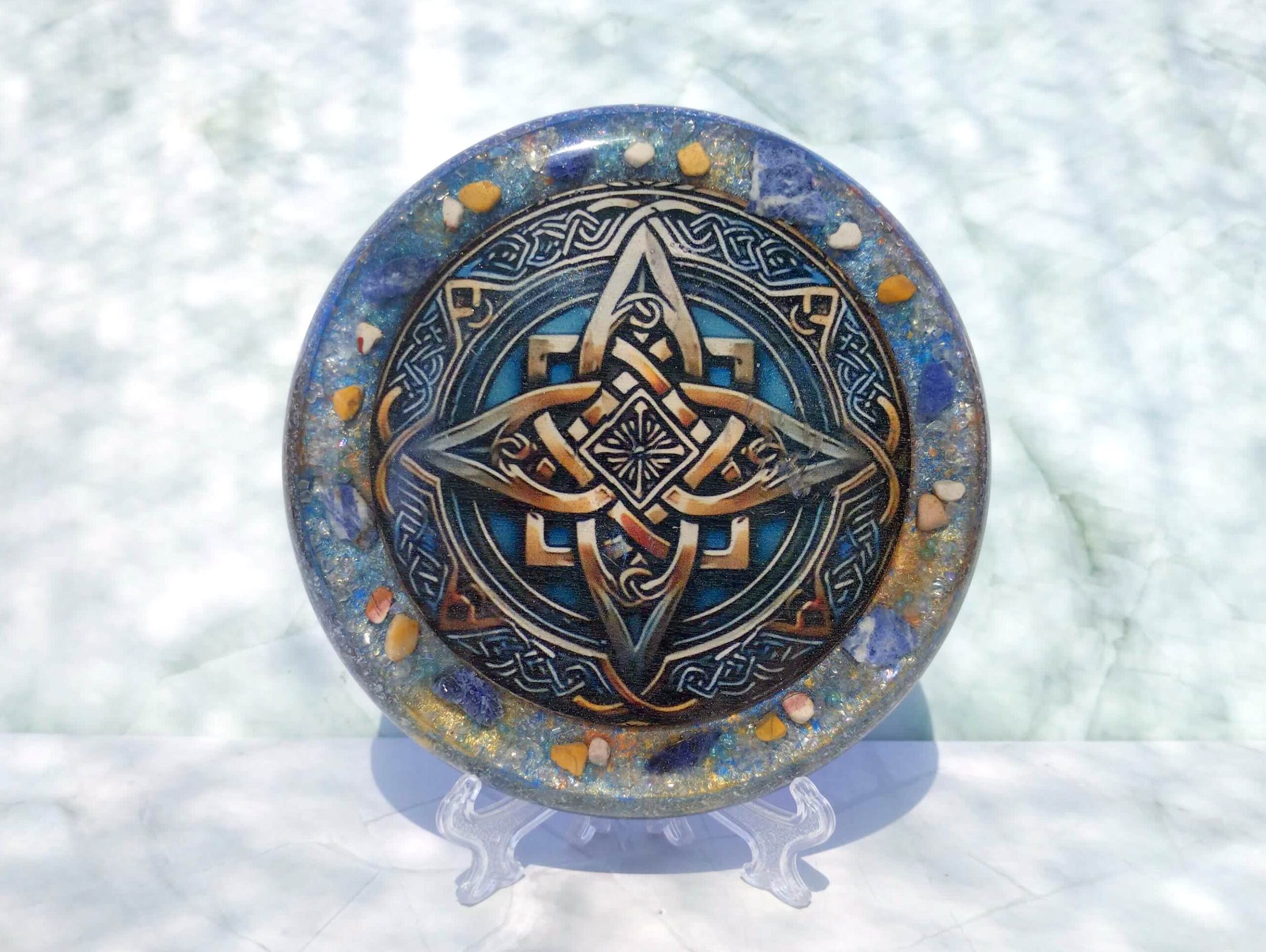 Plato de orgonita nudo celta con SODALITA y MOKAITA