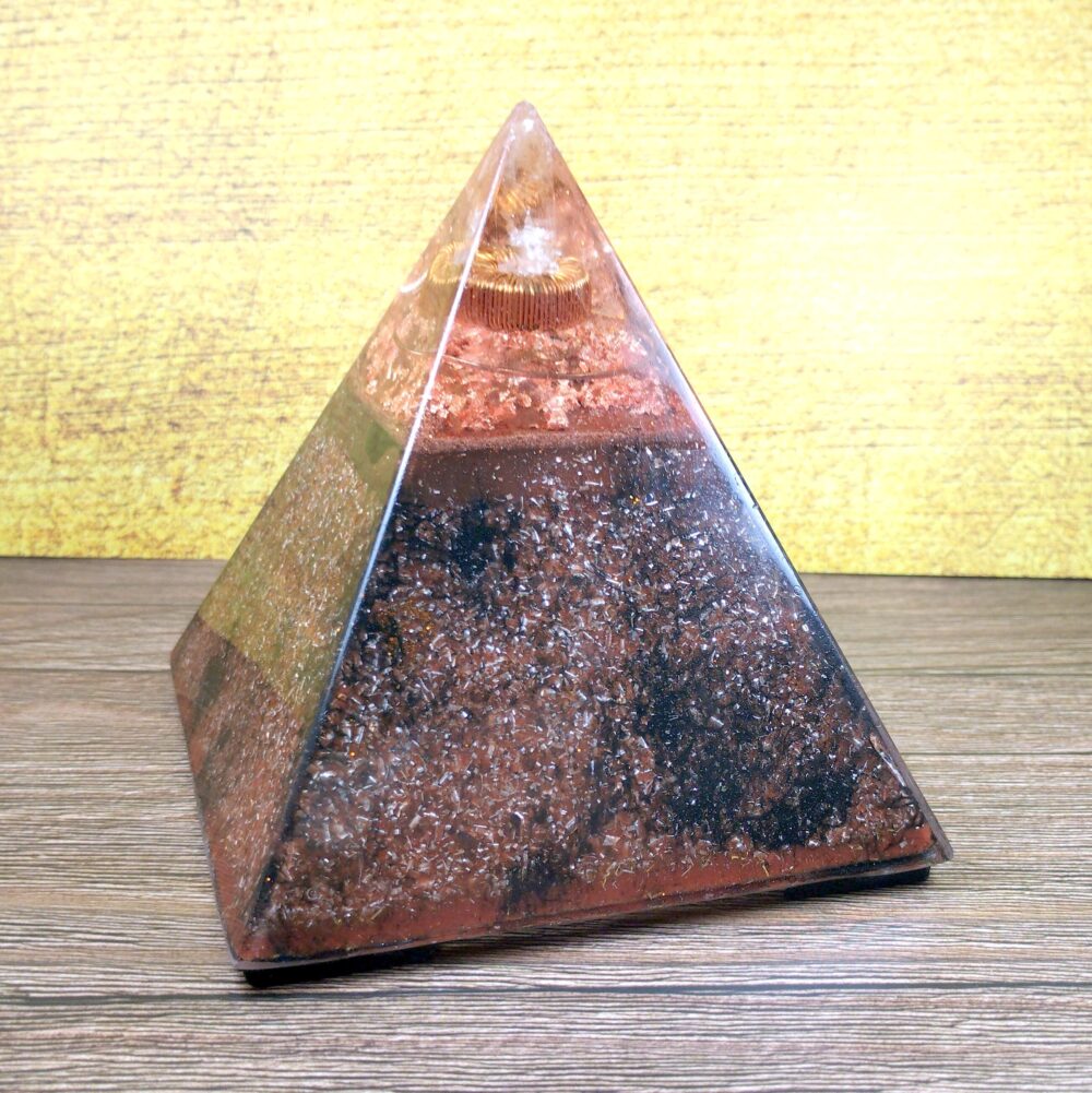 Pirámide de orgonita con bobina toroidal de cobre.