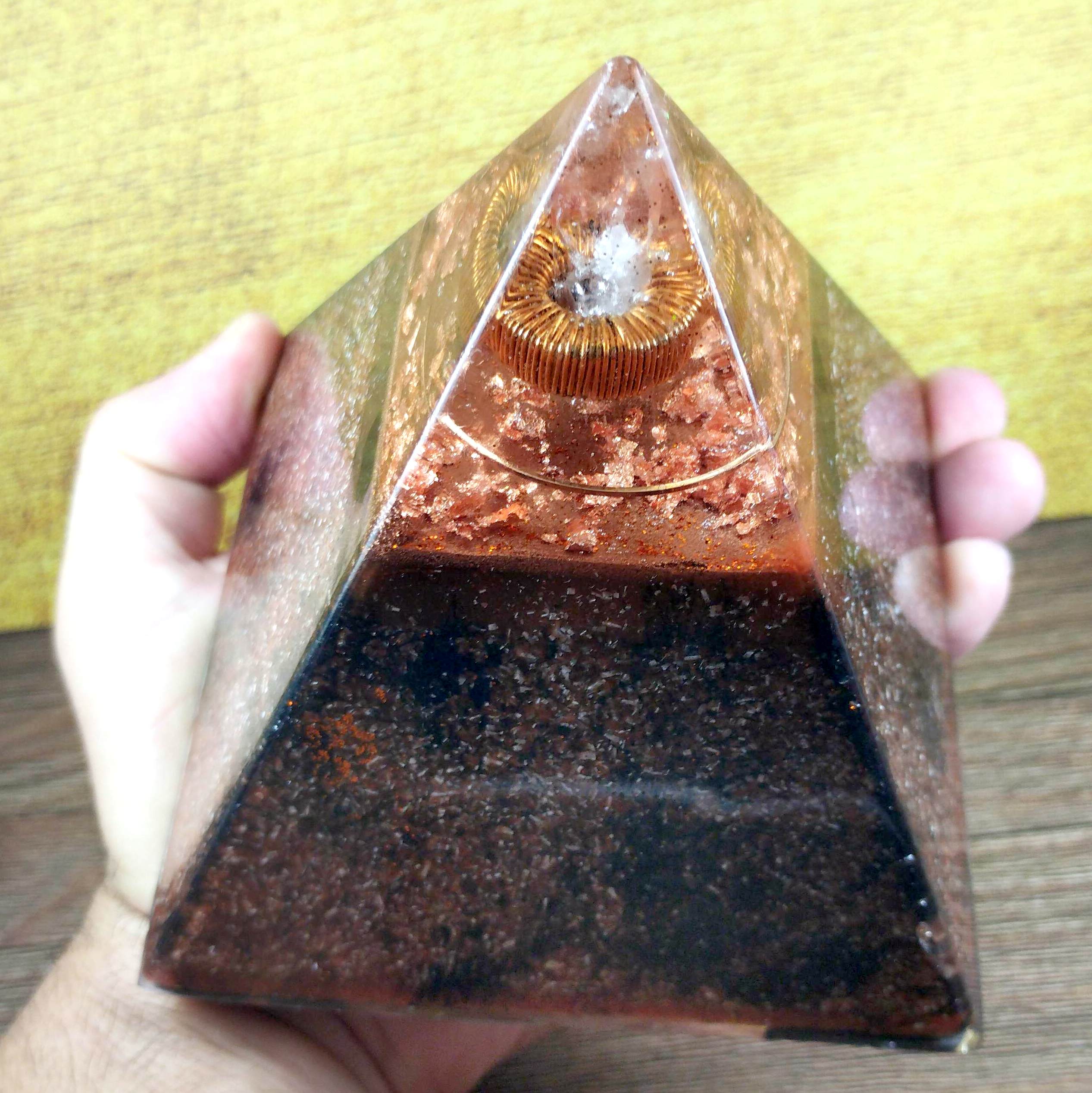 Pirámide de orgonita con bobina toroidal de cobre. Pirámide de orgonita con bobina toroidal de cobre.
