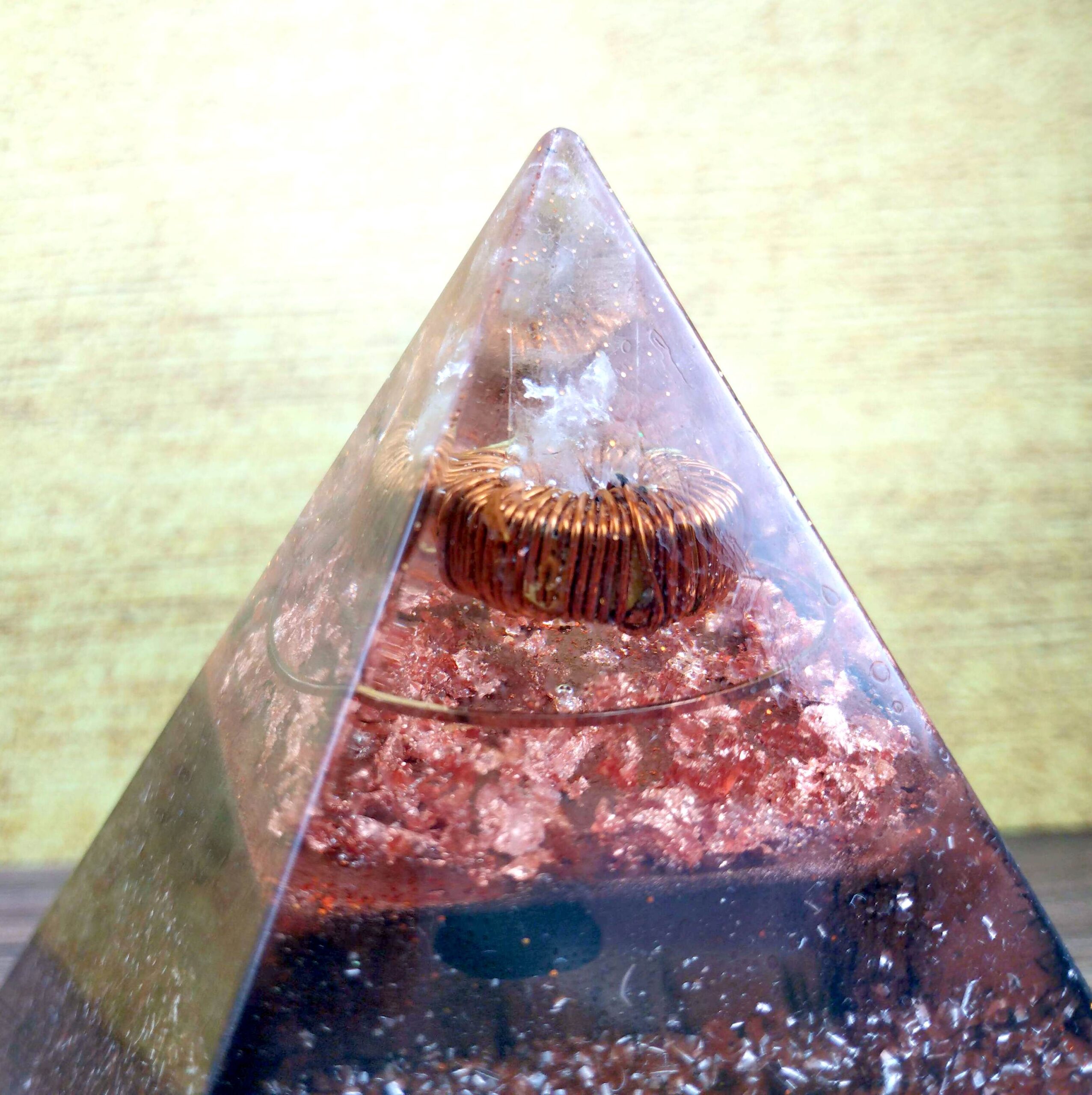 Pirámide de orgonita con bobina toroidal de cobre. Pirámide de orgonita con bobina toroidal de cobre.
