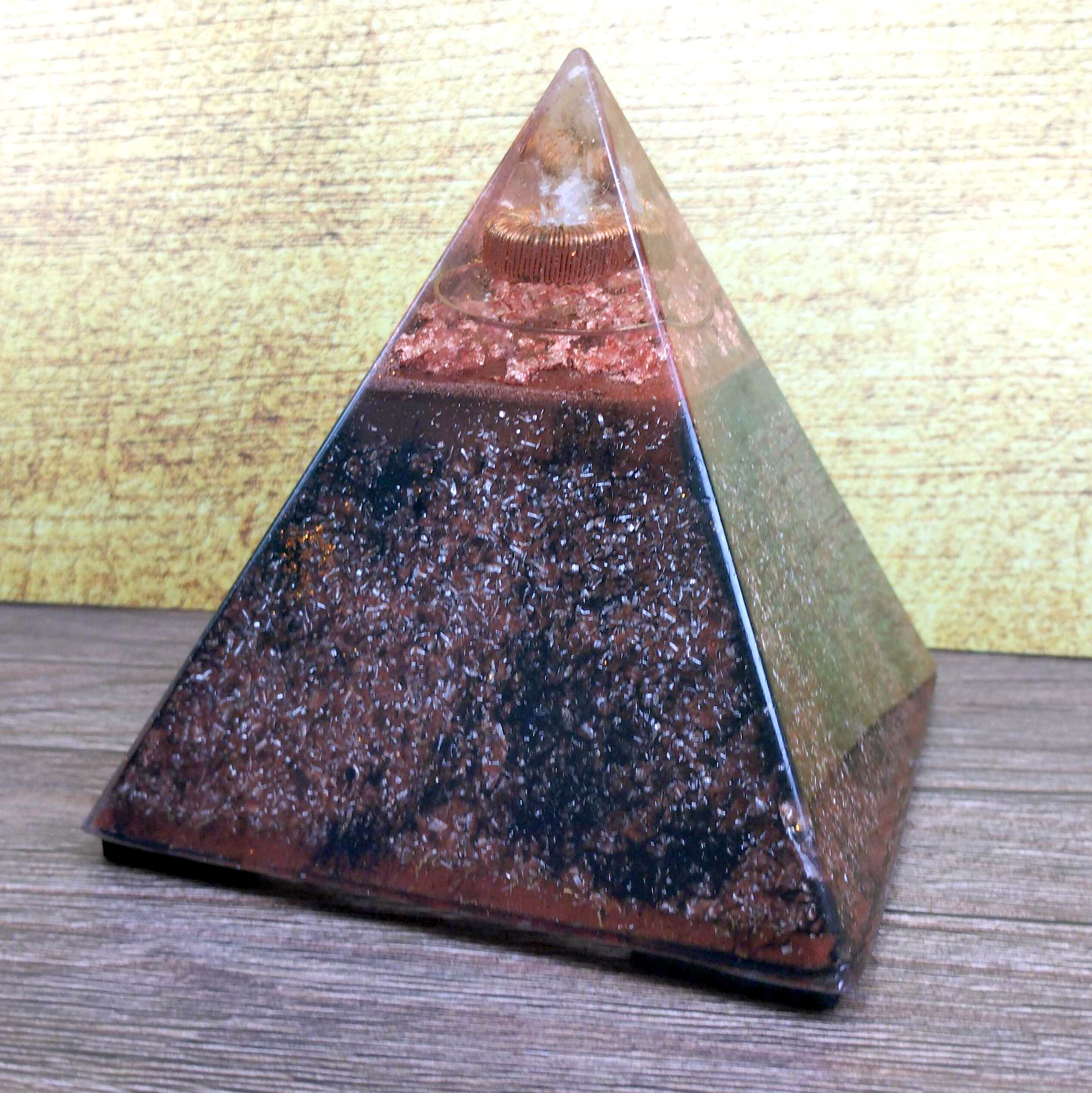 Pirámide de orgonita con bobina toroidal de cobre. Pirámide de orgonita con bobina toroidal de cobre.