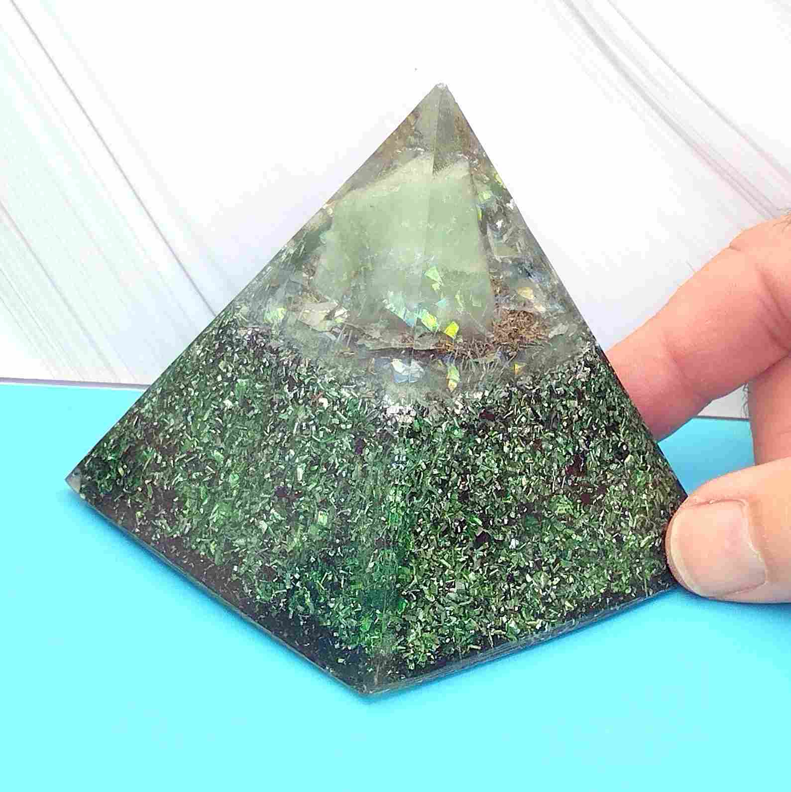 Pirámide de orgonita con cuarzo verde