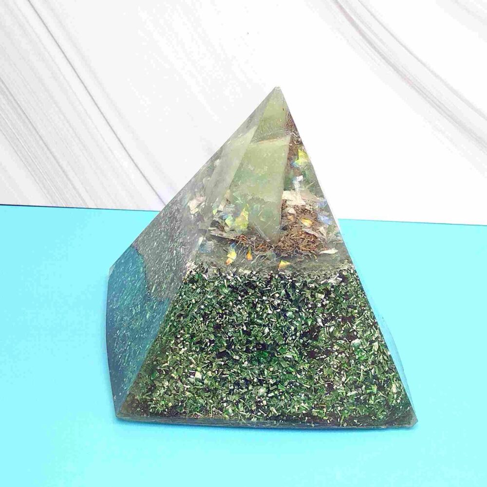 Pirámide de orgonita con cuarzo verde