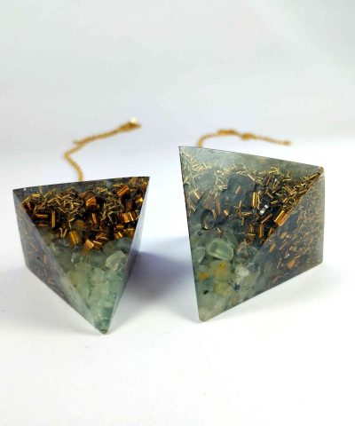 Péndulo piramidal de orgonita con prehnita.