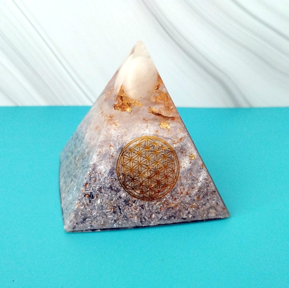 Pirámide de orgonita con CUARZO CITRINO y Flor de la Vida