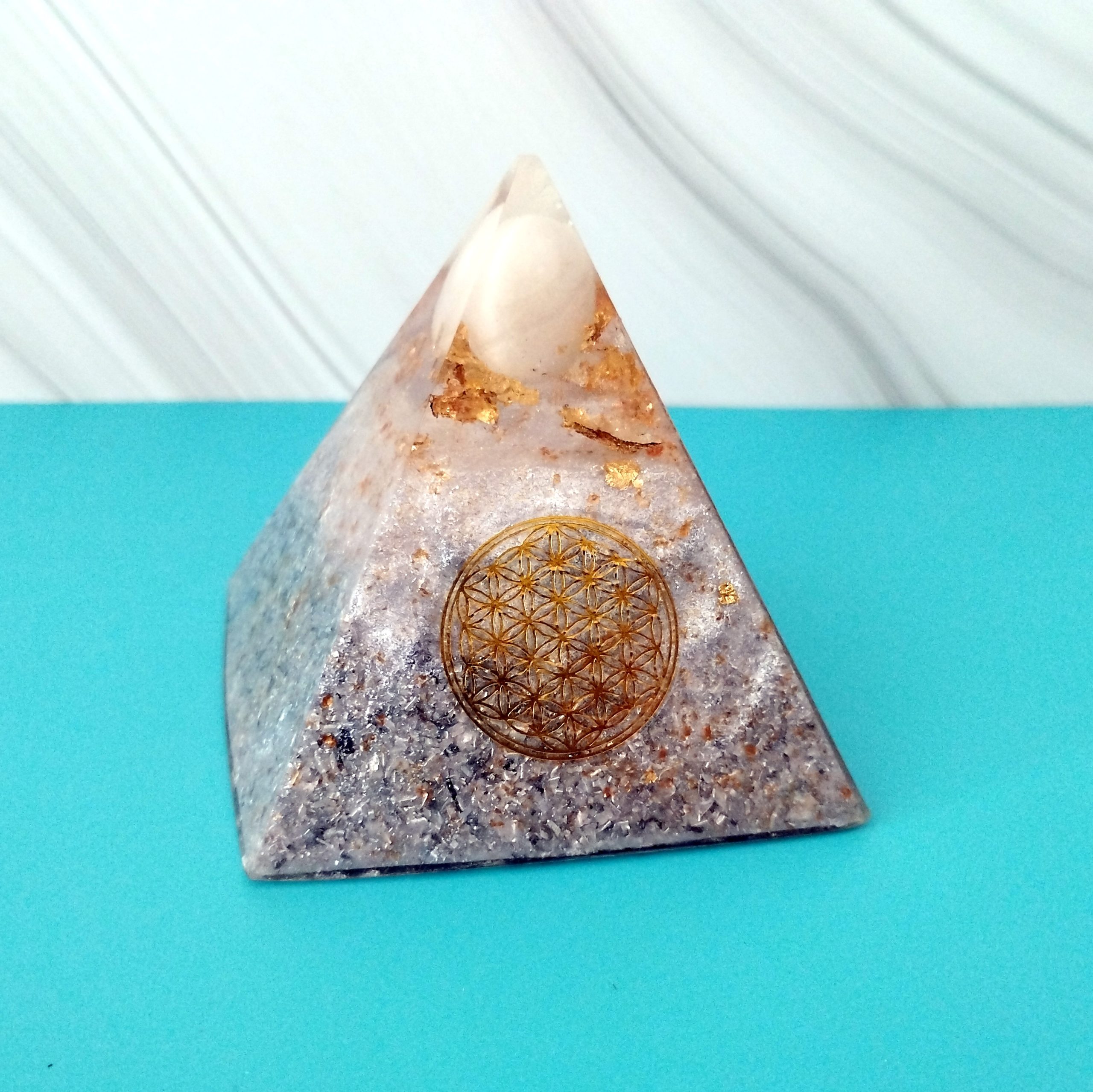 Pirámide de orgonita con CUARZO CITRINO y Flor de la Vida