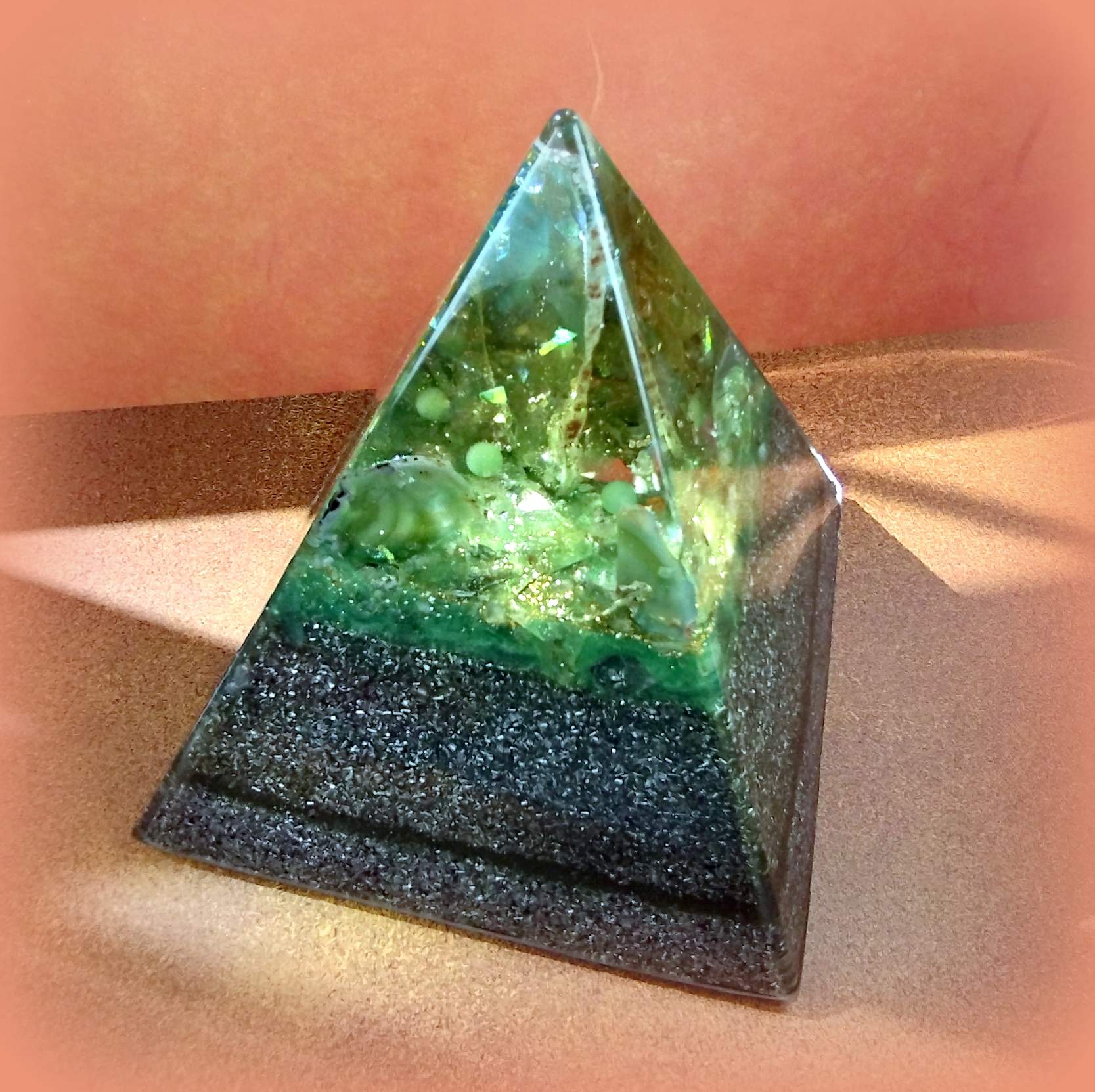Pirámide de orgonita extra grande con ÁGATA, CUARZO VERDE y PREHNITA.