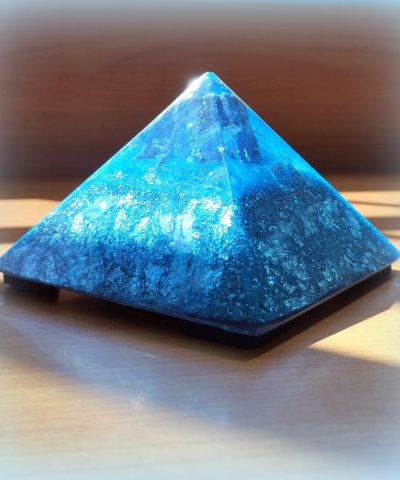 Pirámide de orgonita azul con CUARZO AZUL.