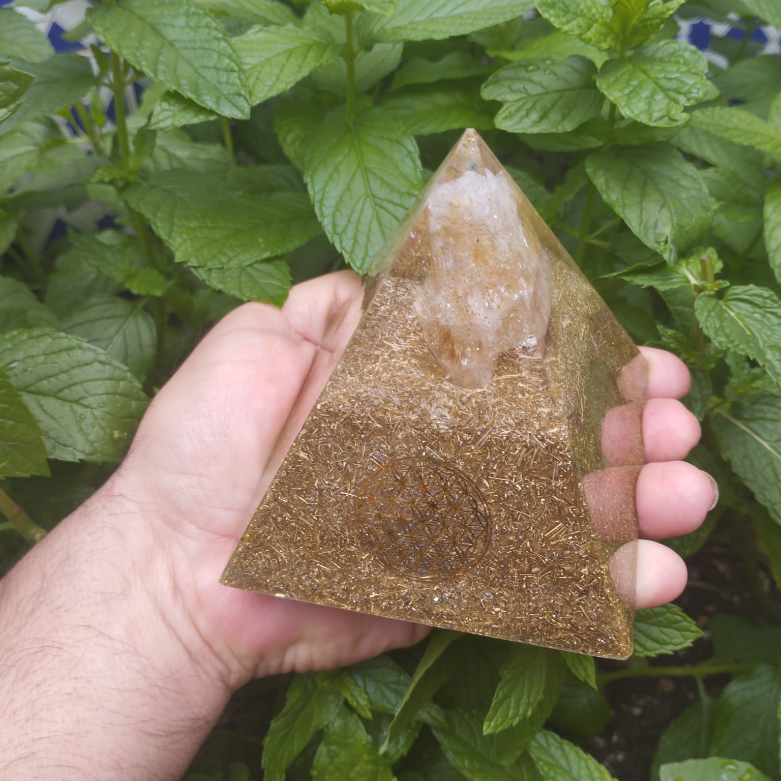 Pirámide de orgonita con CUARZO CITRINO y Flor de la Vida
