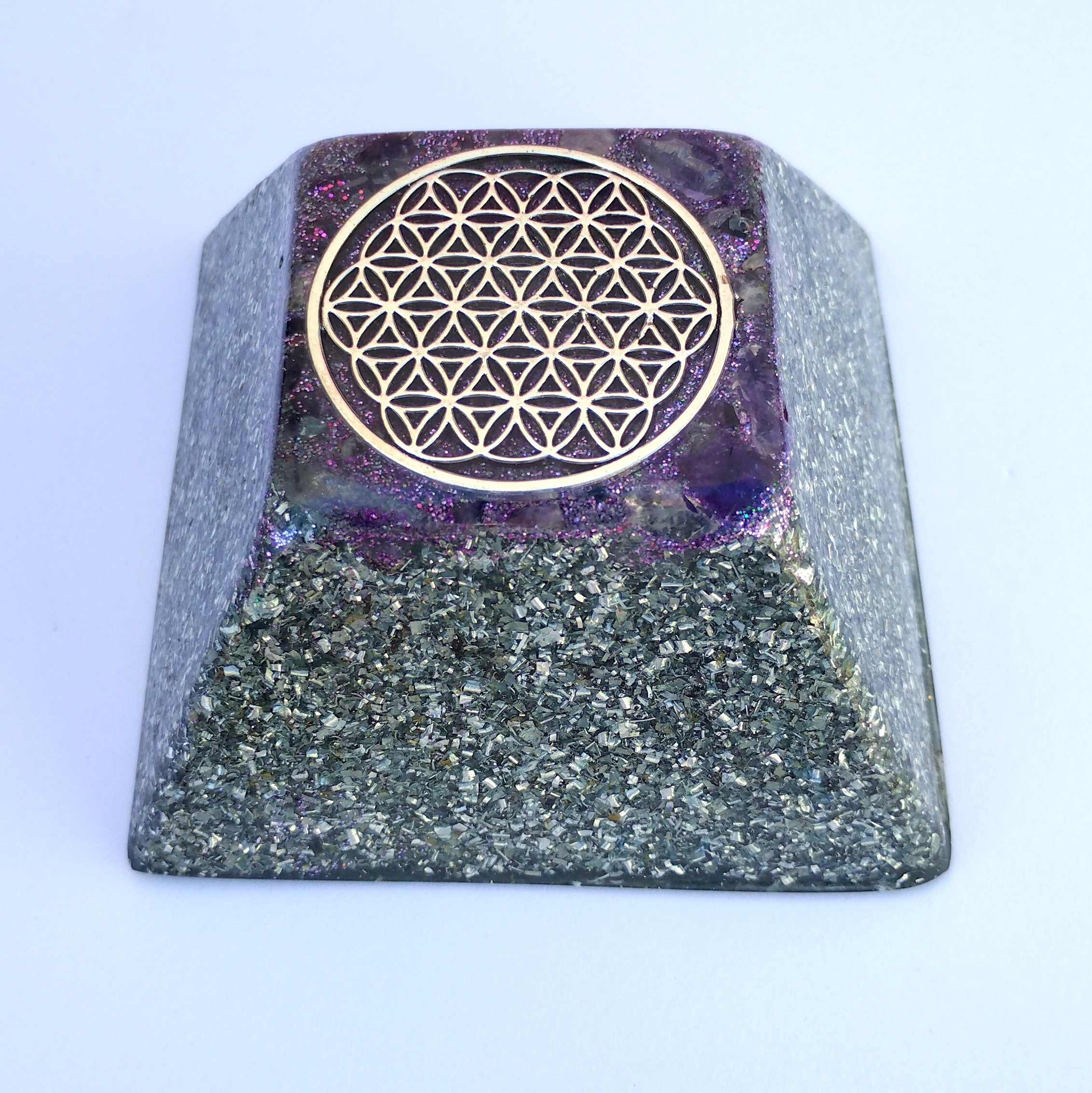 Pirámides truncadas de orgonita pura electronite piedras semipreciosas y símbolo sagrado flor de la vida