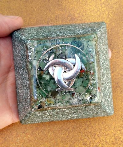 orgonita pura triskelion