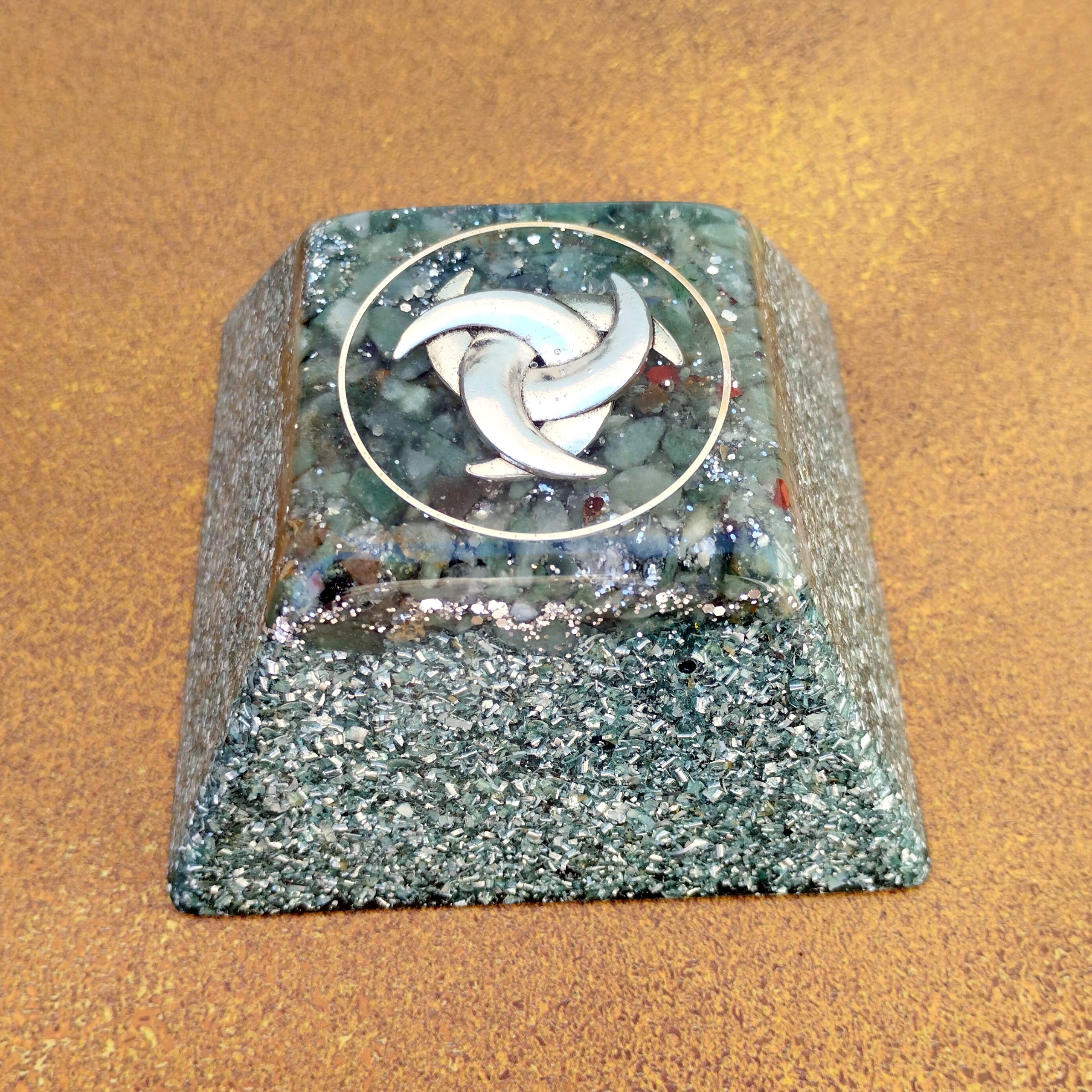 Pirámides truncadas de orgonita pura electronite piedras semipreciosas y símbolo sagrado triquetra