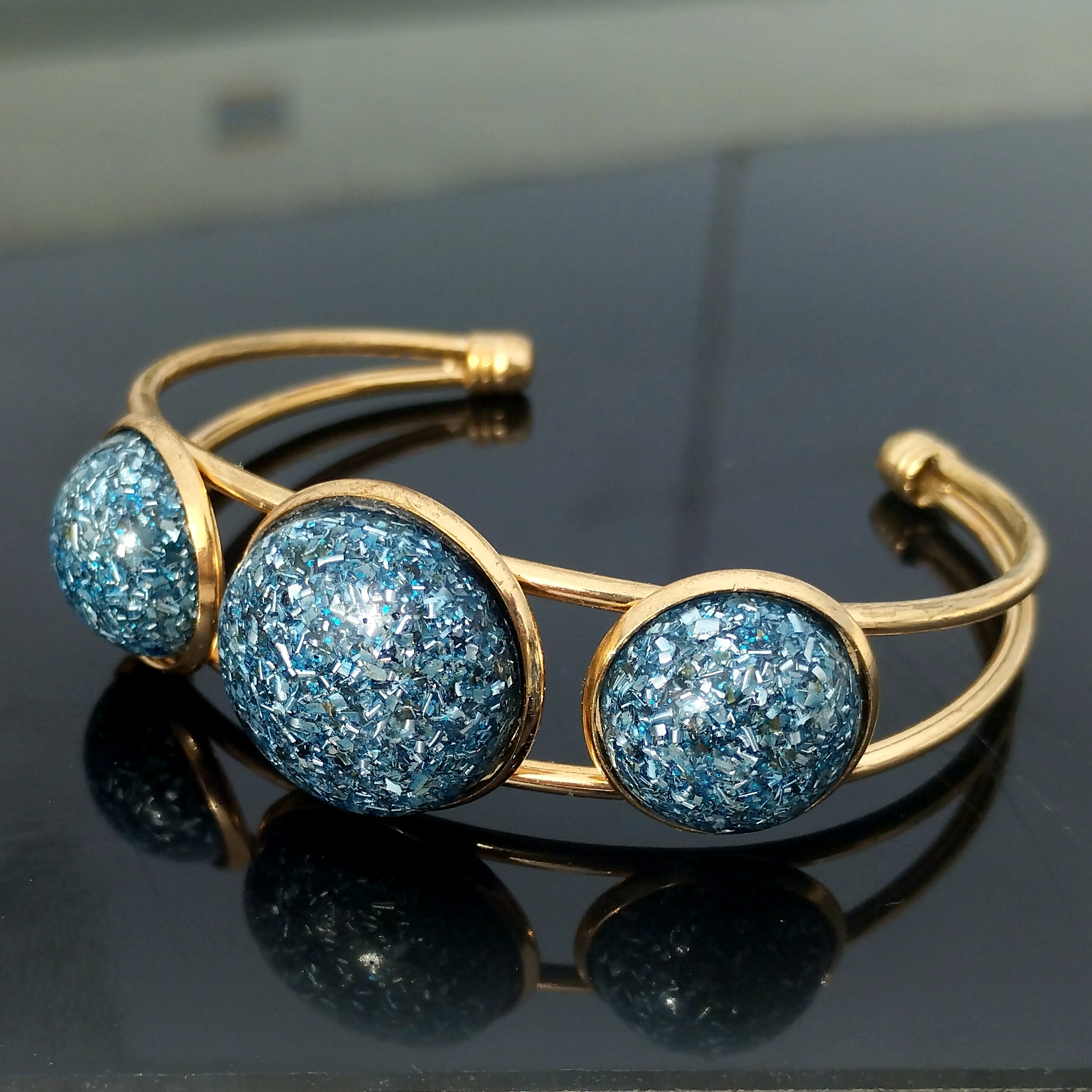 Brazalete dorado con orgonita azul