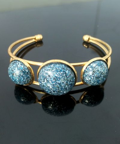 Brazalete dorado con orgonita azul