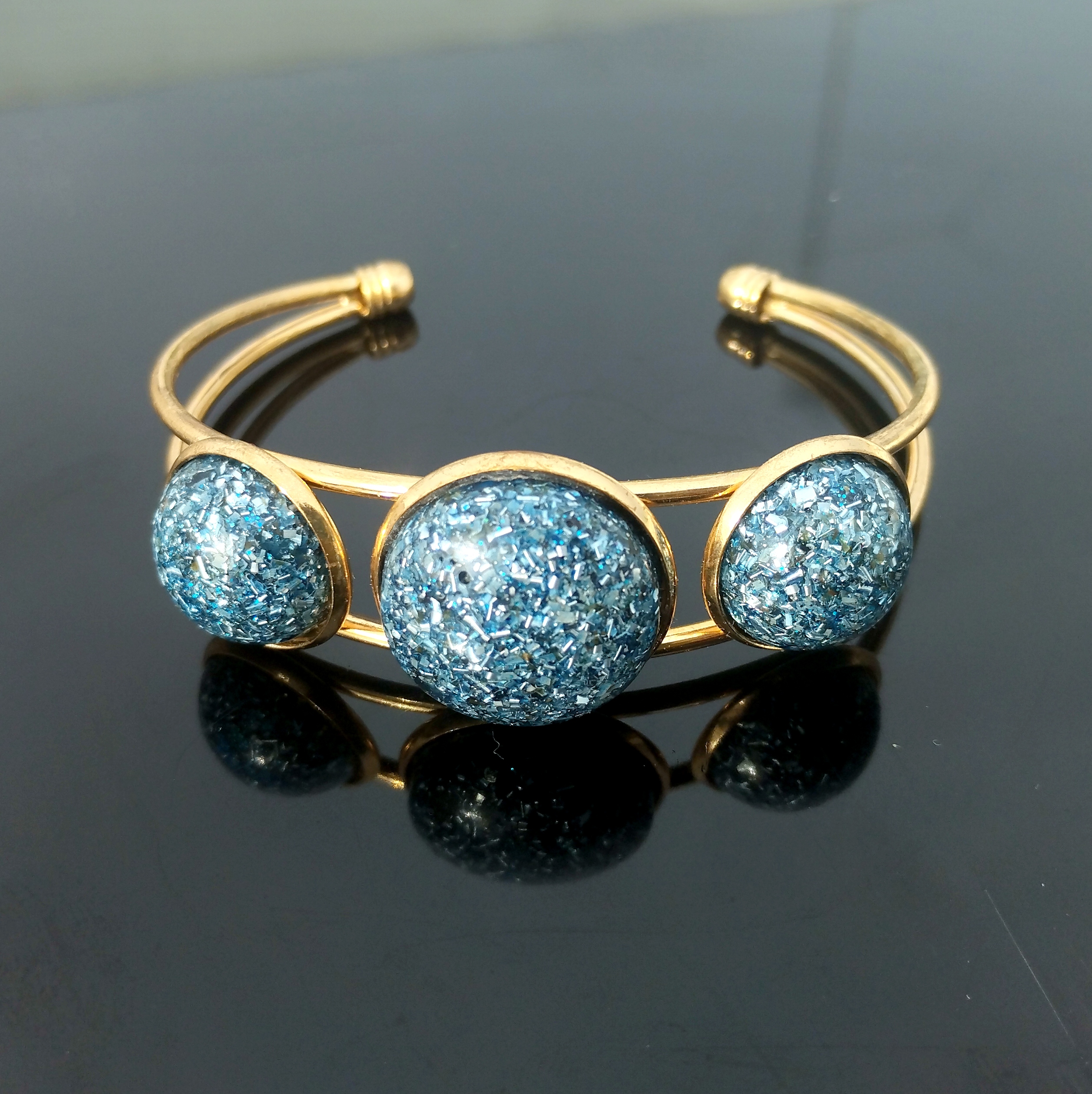 Brazalete dorado con orgonita azul