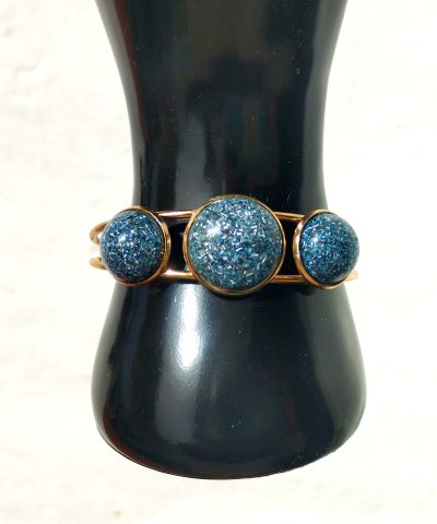 Brazalete dorado con orgonita azul