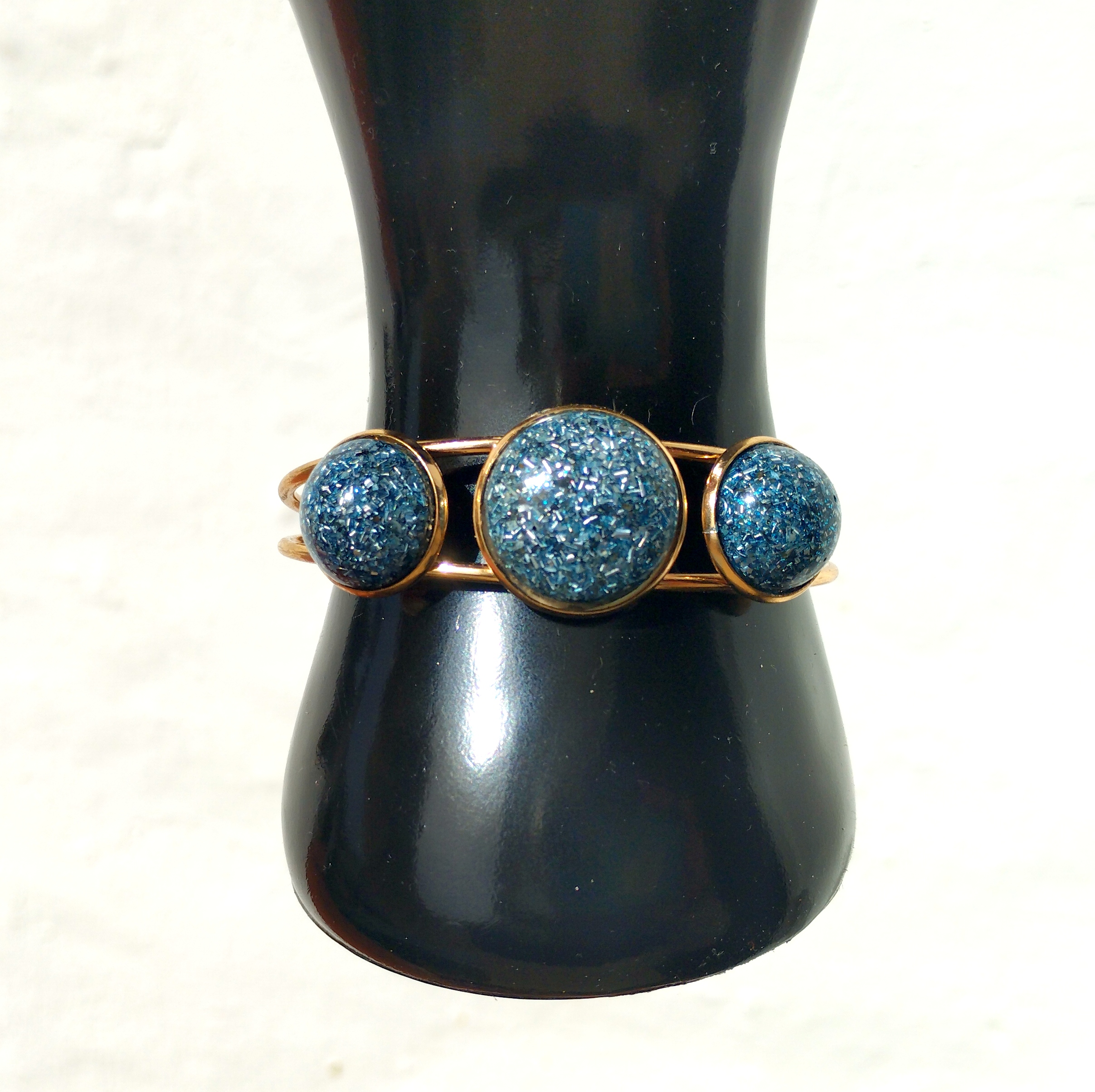 Brazalete dorado con orgonita azul