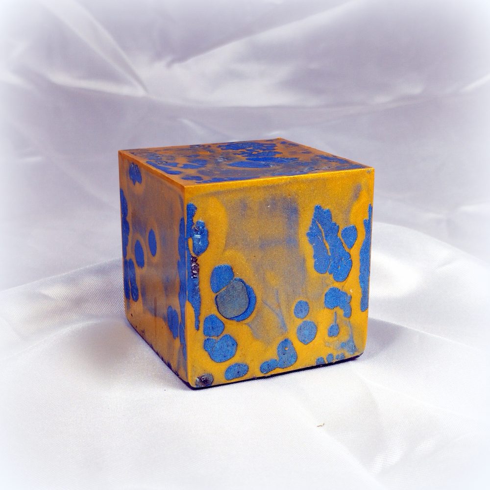 Cubo de orgonita pura con acabado artístico azul y dorado (técnica de orgonita oculta)