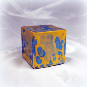 Cubo artístico azul y dorado de orgonita pura.