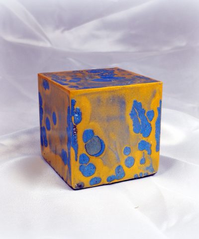 Cubo de orgonita pura con acabado artístico azul y dorado (técnica de orgonita oculta)