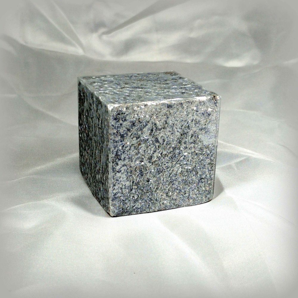 Cubo con acabado estético de orgonita pura plateada