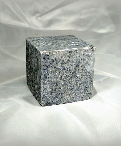 Cubo con acabado estético de orgonita pura plateada