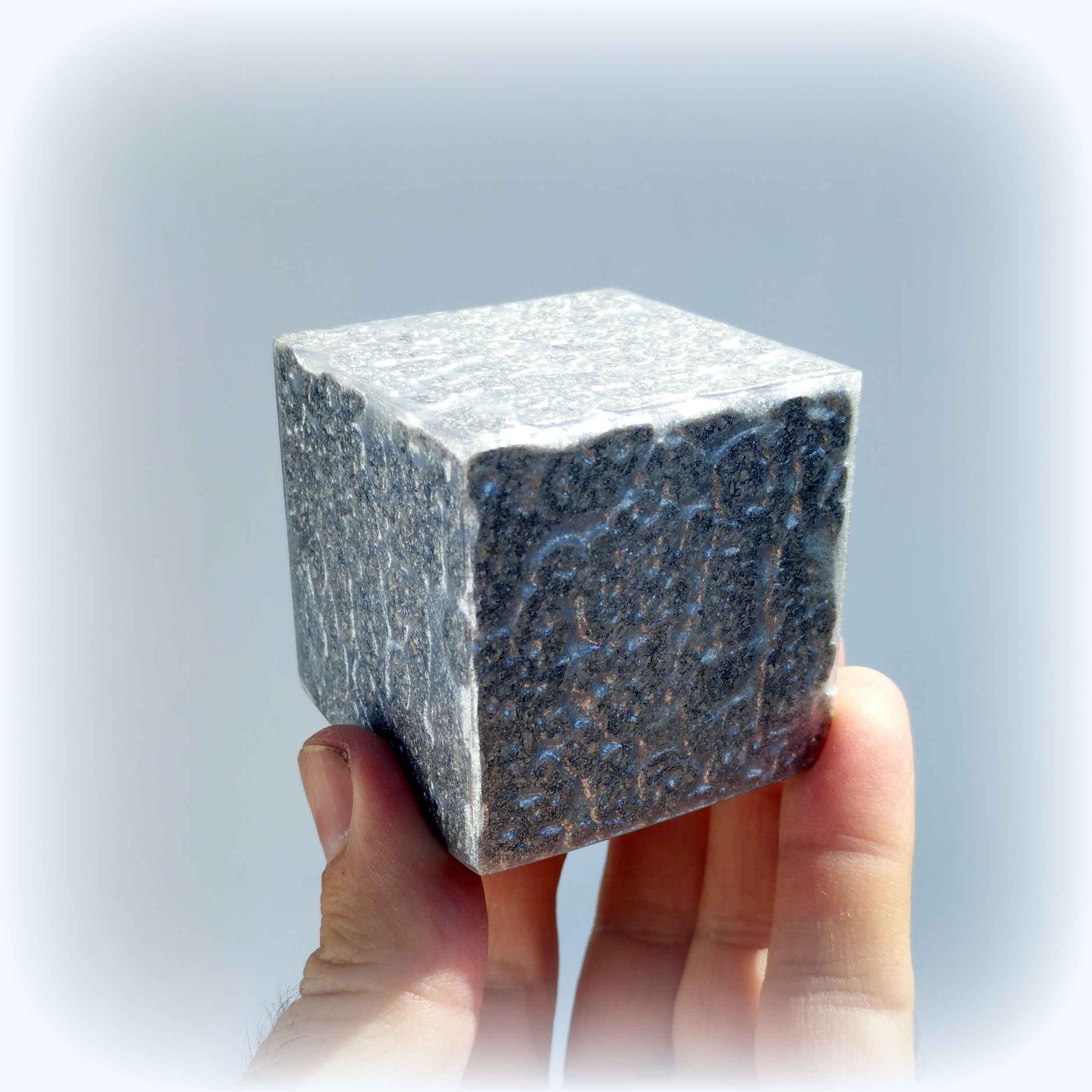 Cubo con acabado estético de orgonita pura plateada