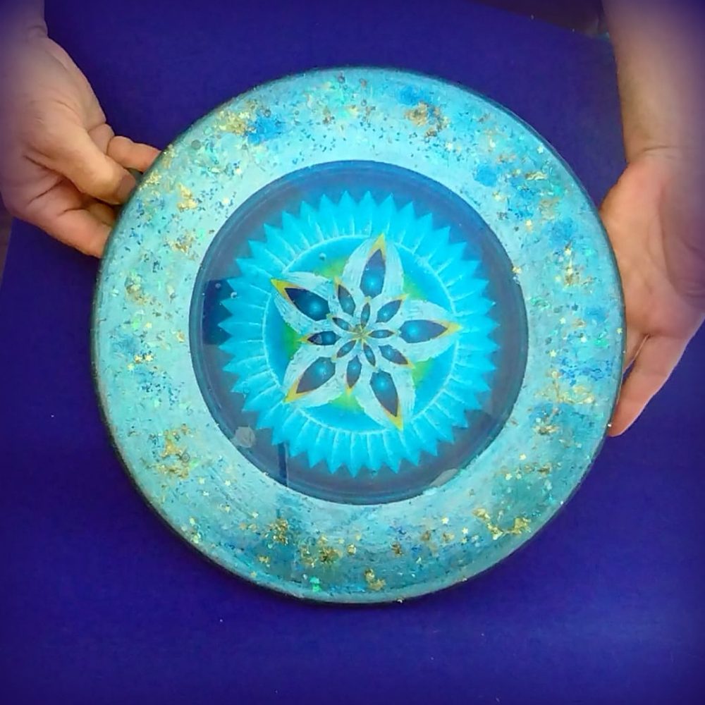 Plato de orgonita gigante con mandala azul