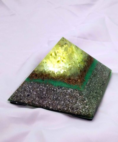 Pirámide de orgonita con luz interna y PREHNITA en su vértice.